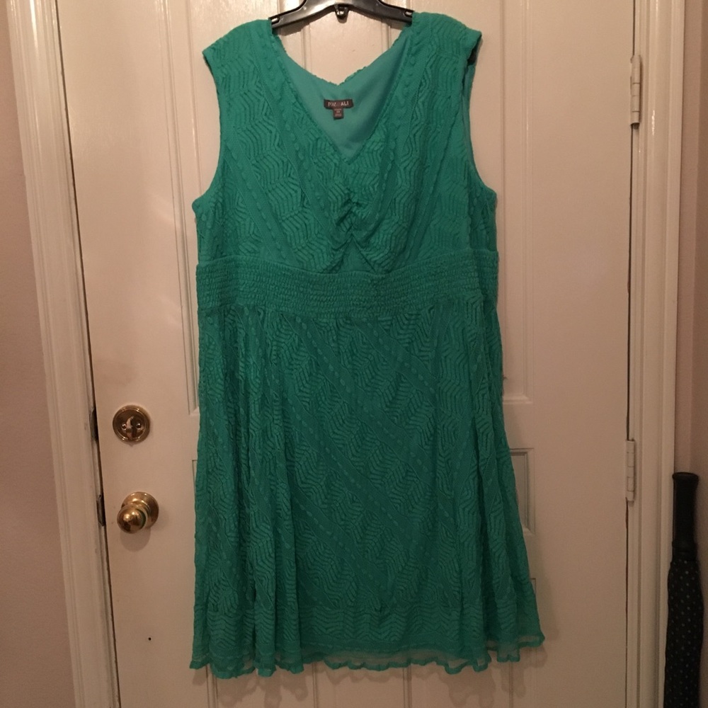 Plus Size Lace Dress Size 24 Sleeveless, V Neck.